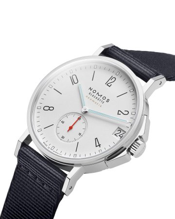 NOMOS Ahoi neomatik 38 date 白色錶盤搭配深色織物錶帶官方產品照