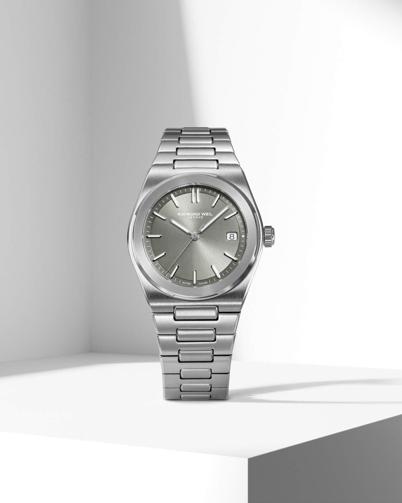 RAYMOND WEIL A.R.T. 38mm 一體式鍊帶自動腕錶情境圖
