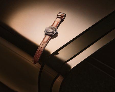 Hamilton Jazzmaster Open Heart H32675581 生活情境圖，呈現煙燻錶盤與鏤空開口