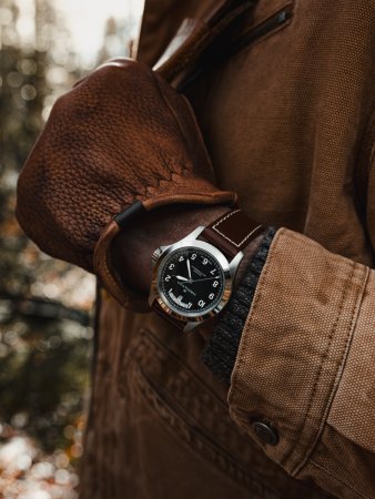 Hamilton Khaki Field King H64475531 生活情境圖，黑色面盤與棕色皮革錶帶