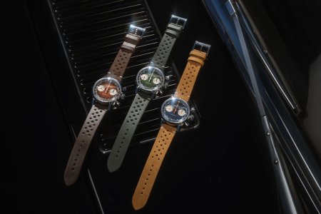 三款 Hamilton American Classic Chronograph H 復古賽車計時碼錶置於汽車內裝情境