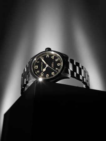 Hamilton Khaki Field Murph 38mm 黑色面盤搭配精鋼鍊帶腕錶情境照